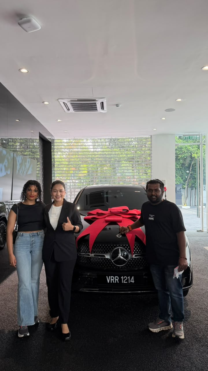 Mercedes-Benz customer handover with a black vehicle