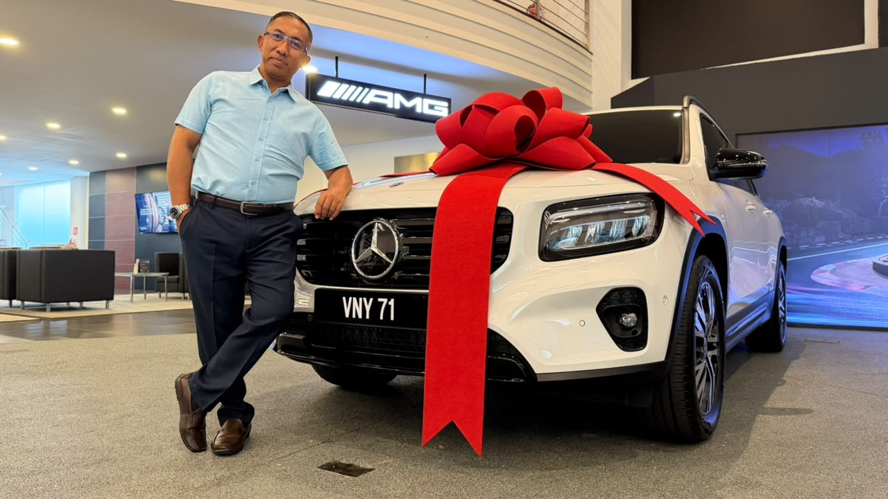 Mercedes-Benz customer handover with a white vehicle